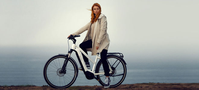 Weißes City-E-Bike Stadtfahrrad für Damen
